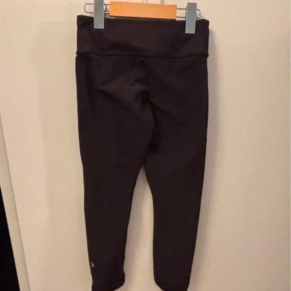 Lululemon - WunderUnders- size 2- cropped- 21' inseam, Reversible‎